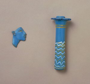 Palmkolom Kohl Fles en Fragment van Inleg van een Koninklijk Hoofd, uit Amarna, Nieuwe Rijk